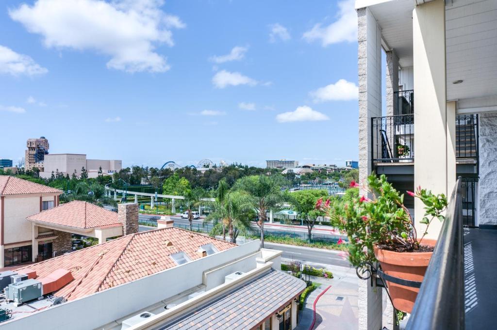 Carousel Inn And Suites อนาไฮม์ ภายนอก รูปภาพ